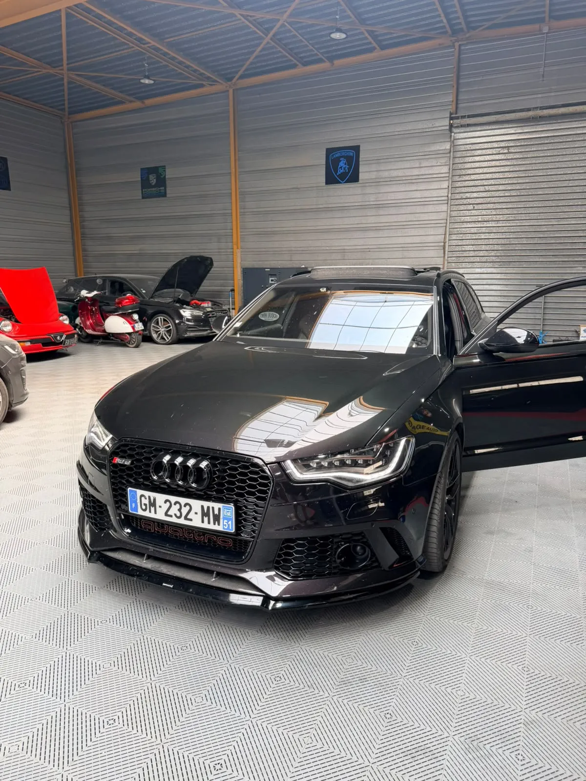 Audi RS6 noire en cours de reprogrammation dans l’atelier AP Performance